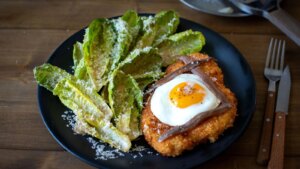 Cocina como un chef: Schnitzel de pollo con huevo frito y ensalada César