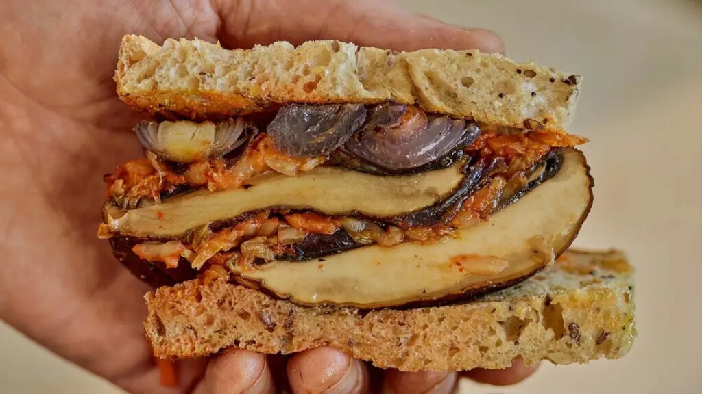 Sándwich de masa madre de kimchi y champiñones asados ​​de Hugh Fearnley-Whittingstall