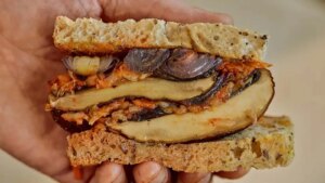 Sándwich de masa madre de kimchi y champiñones asados ​​de Hugh Fearnley-Whittingstall