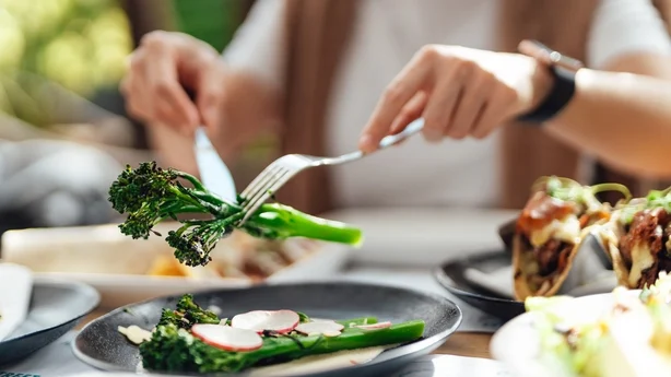 mujer comiendo ensalada orgánica