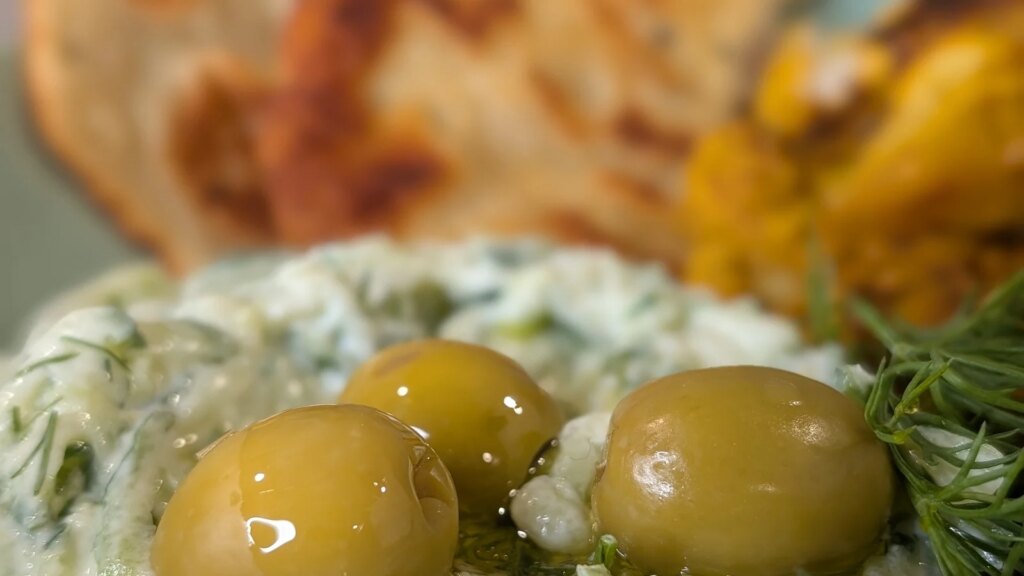 Tzatziki de Lilly Higgins y panes planos caseros