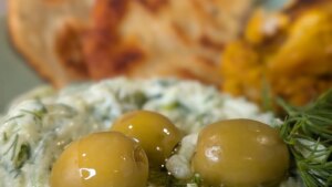 Tzatziki de Lilly Higgins y panes planos caseros