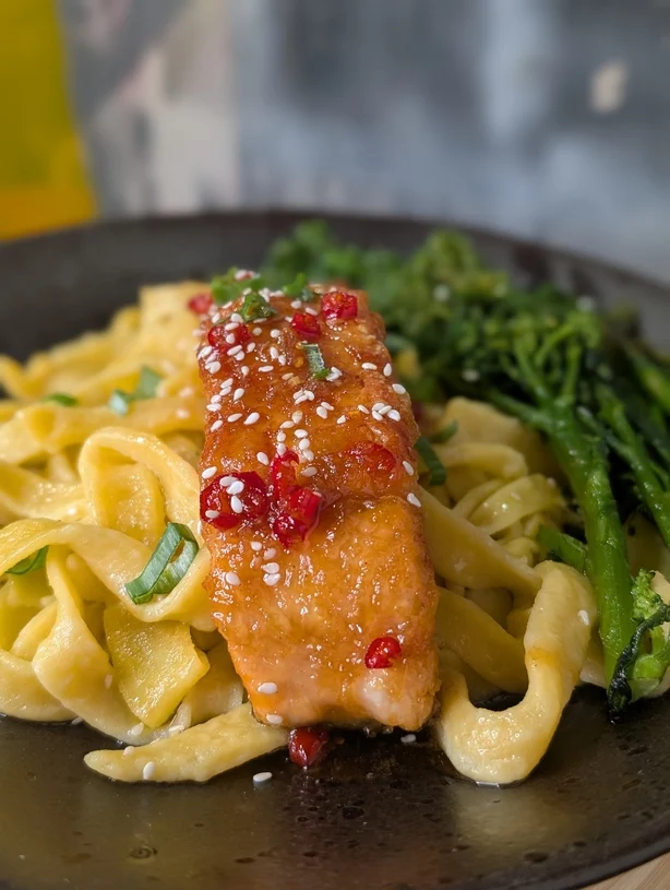 Salmón A La Miel Caliente Sin Gluten Con Tallo De Ajo