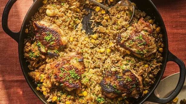 Un plato de carne y arroz.