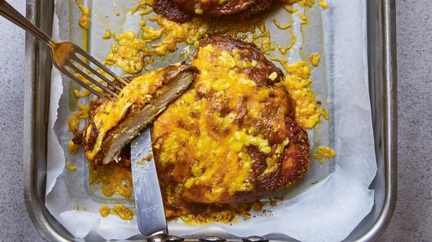 Pollo parmo con queso y salsa curry
