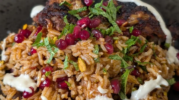 Pollo baharat y rose harissa de Eunice Power con arroz especiado y tahini