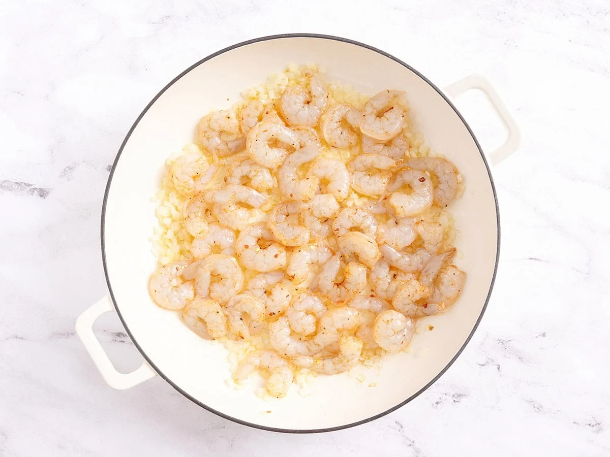 Camarones cocinando en una sartén.