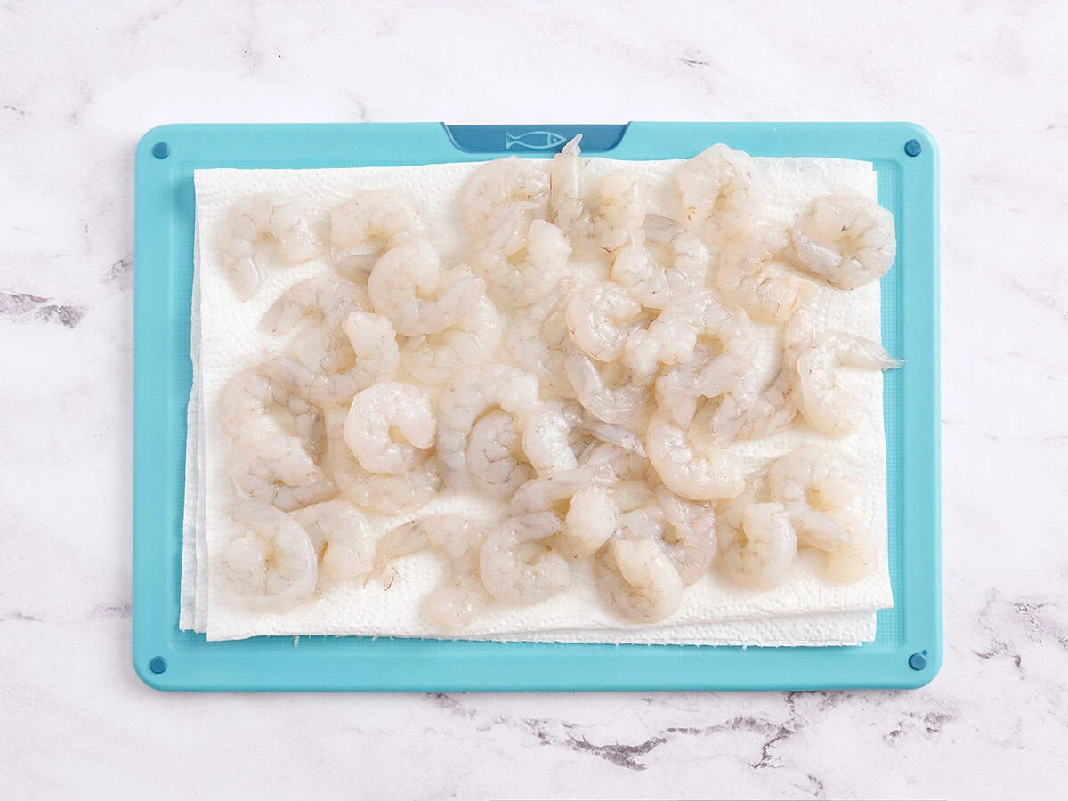 Camarones descongelados sobre una toalla de papel.