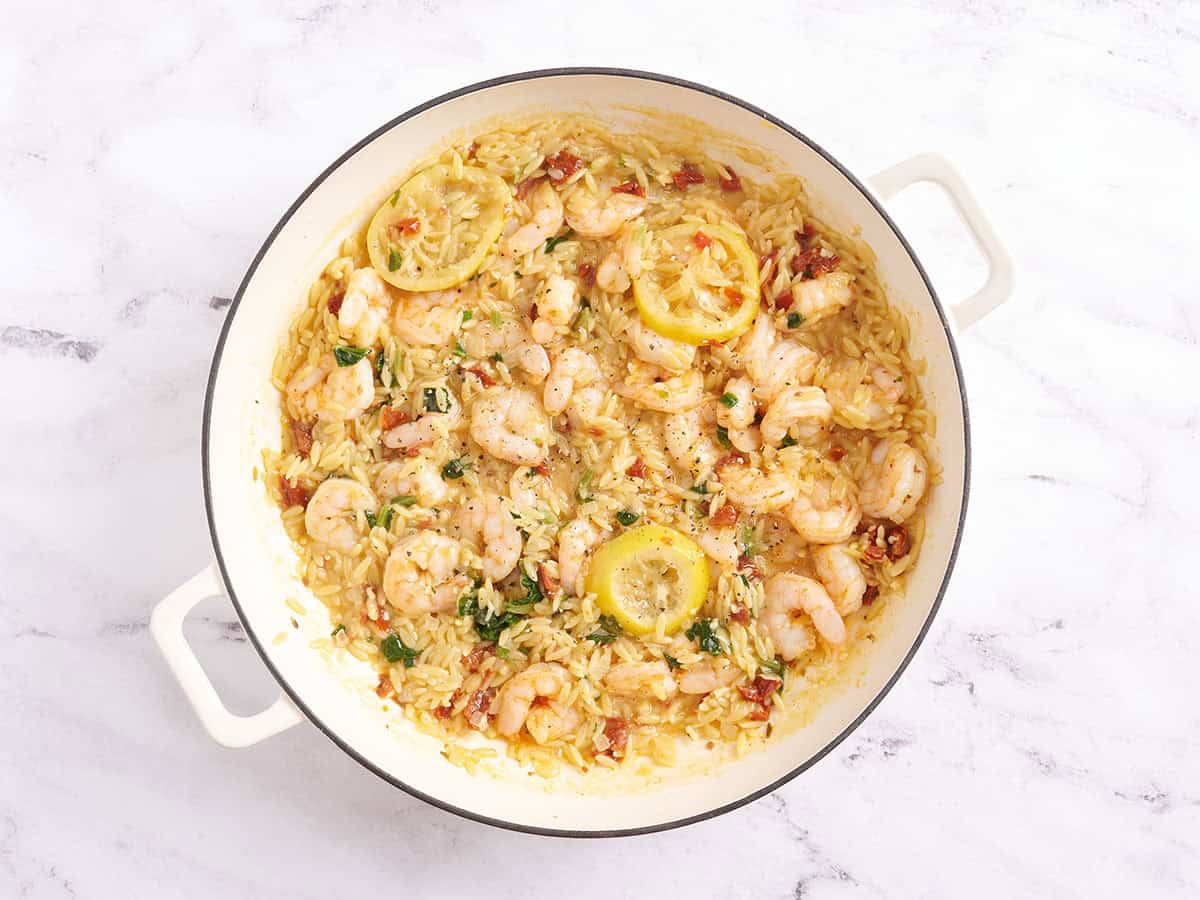 Camarones al ajillo terminados y sartén de orzo.