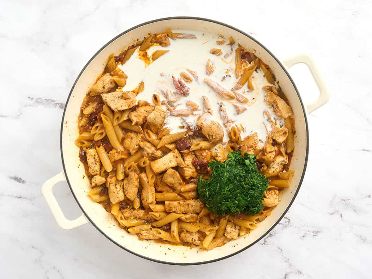Se agregaron crema espesa y espinacas descongeladas para acompañar la pasta de pollo.