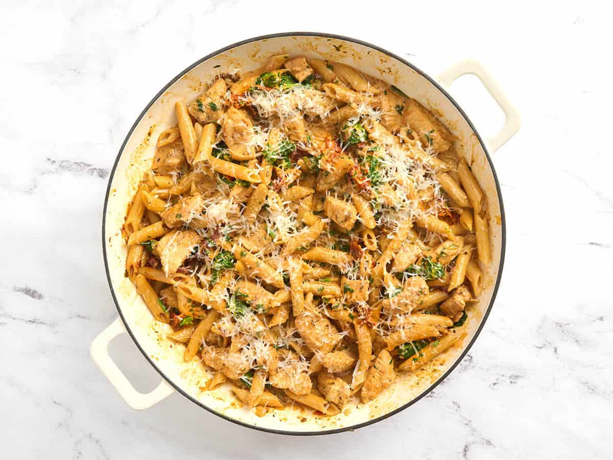 Una olla de pasta con pollo cásate conmigo.