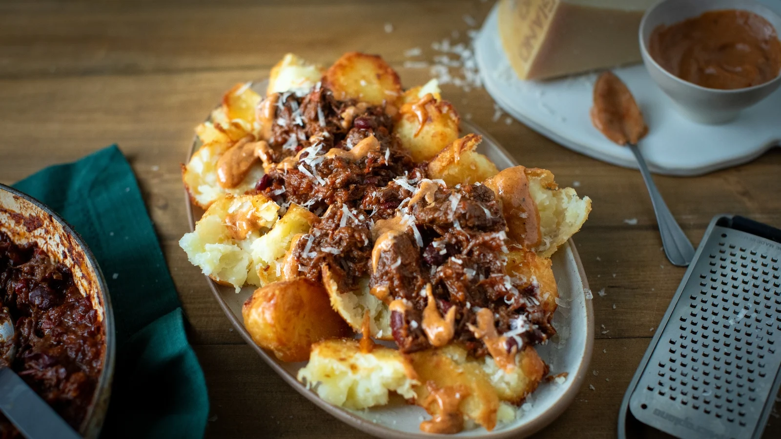 Cocine como un chef: carne de res estofada con chile y papas asadas con salsa para tacos