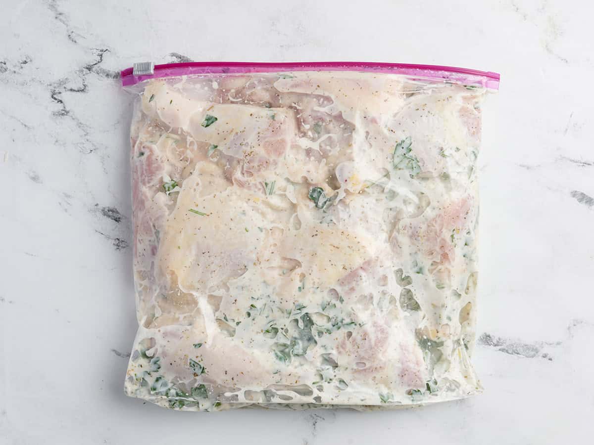 Trozos de pollo en bolsa con adobo griego.