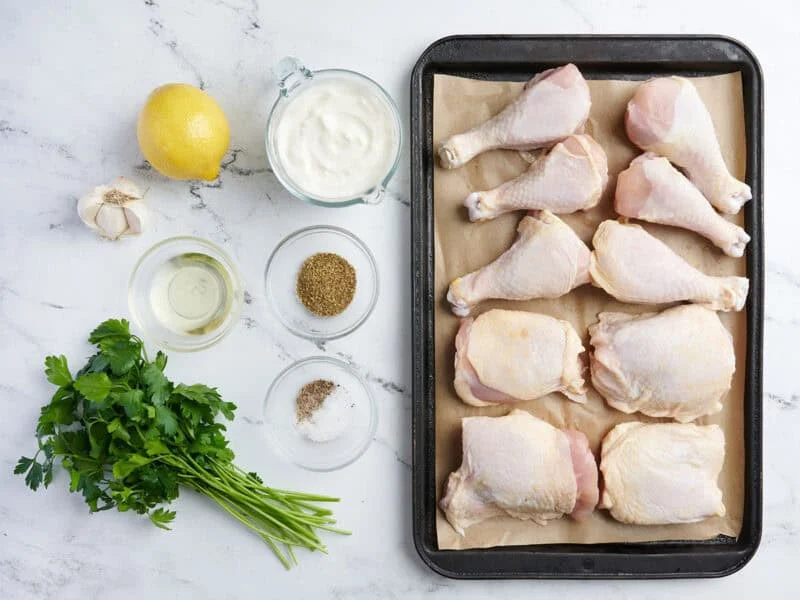 Los ingredientes para hacer pollo marinado griego.