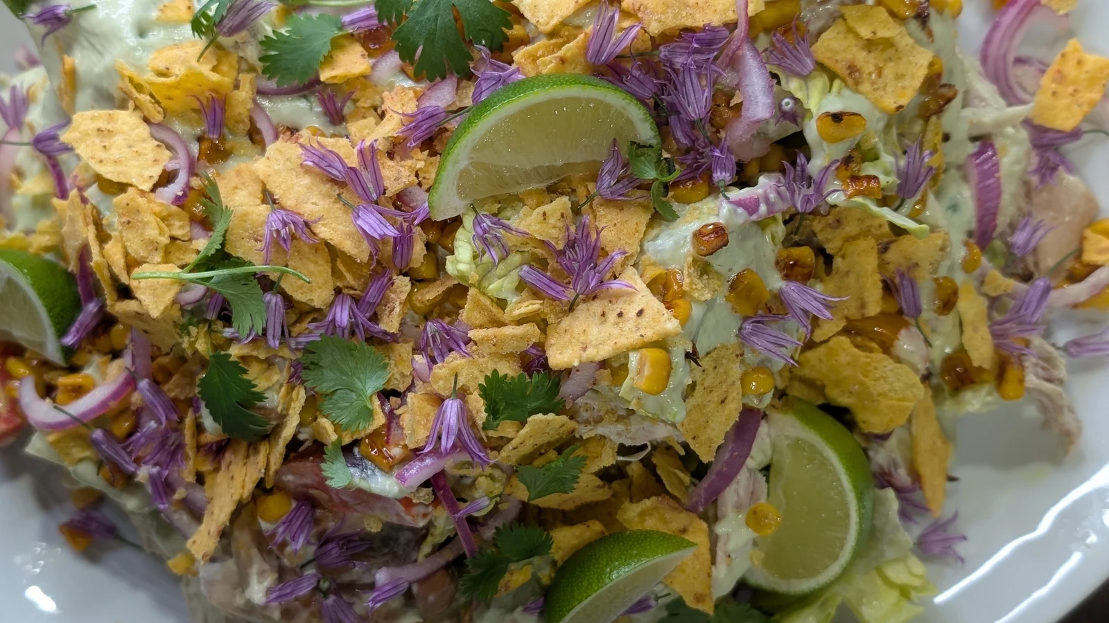Ensalada de pollo mexicana de Eunice Power con aderezo de yogur de aguacate Clonakilty