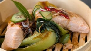 Salmón al vapor de Derry Clarke con ajo y soja