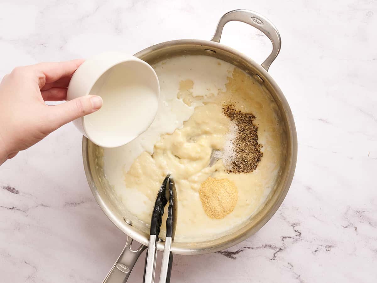 Leche y condimentos en una sartén.