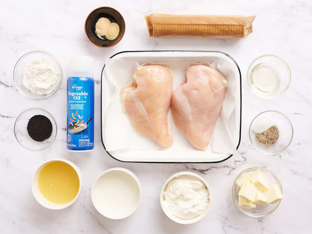 Los ingredientes para hacer una cazuela de pollo con semillas de amapola.