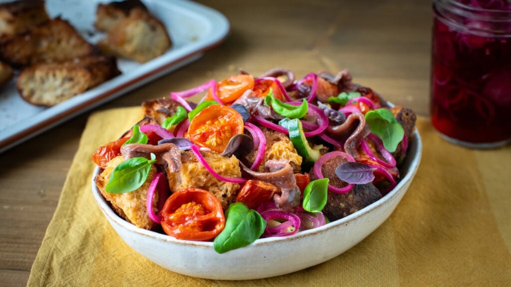 Cocine como un chef: ensalada Panzanella con tomates asados ​​a fuego lento y cebolla morada encurtida