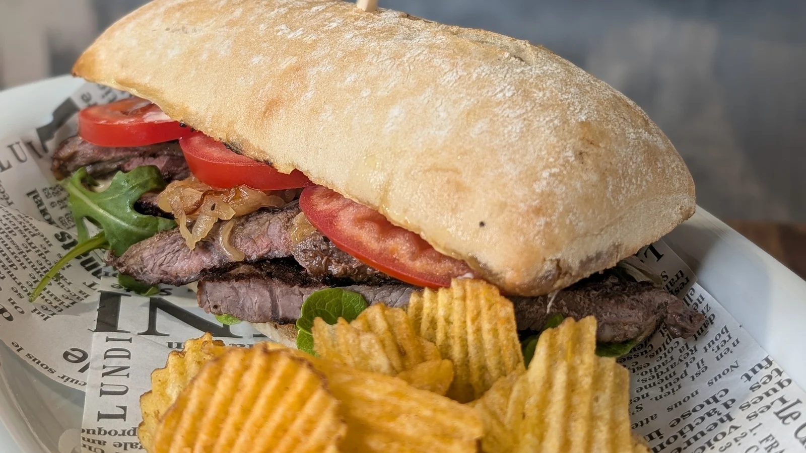 Sándwich de bistec de Sarah Butler con cebolla caramelizada