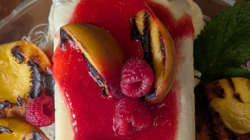 Helado de miel de Lilly con coulis de frambuesa
