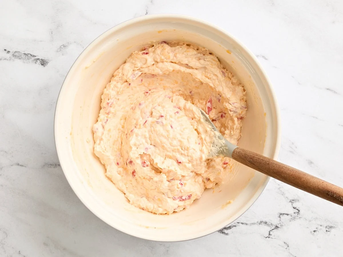 Queso pimiento en un bol.