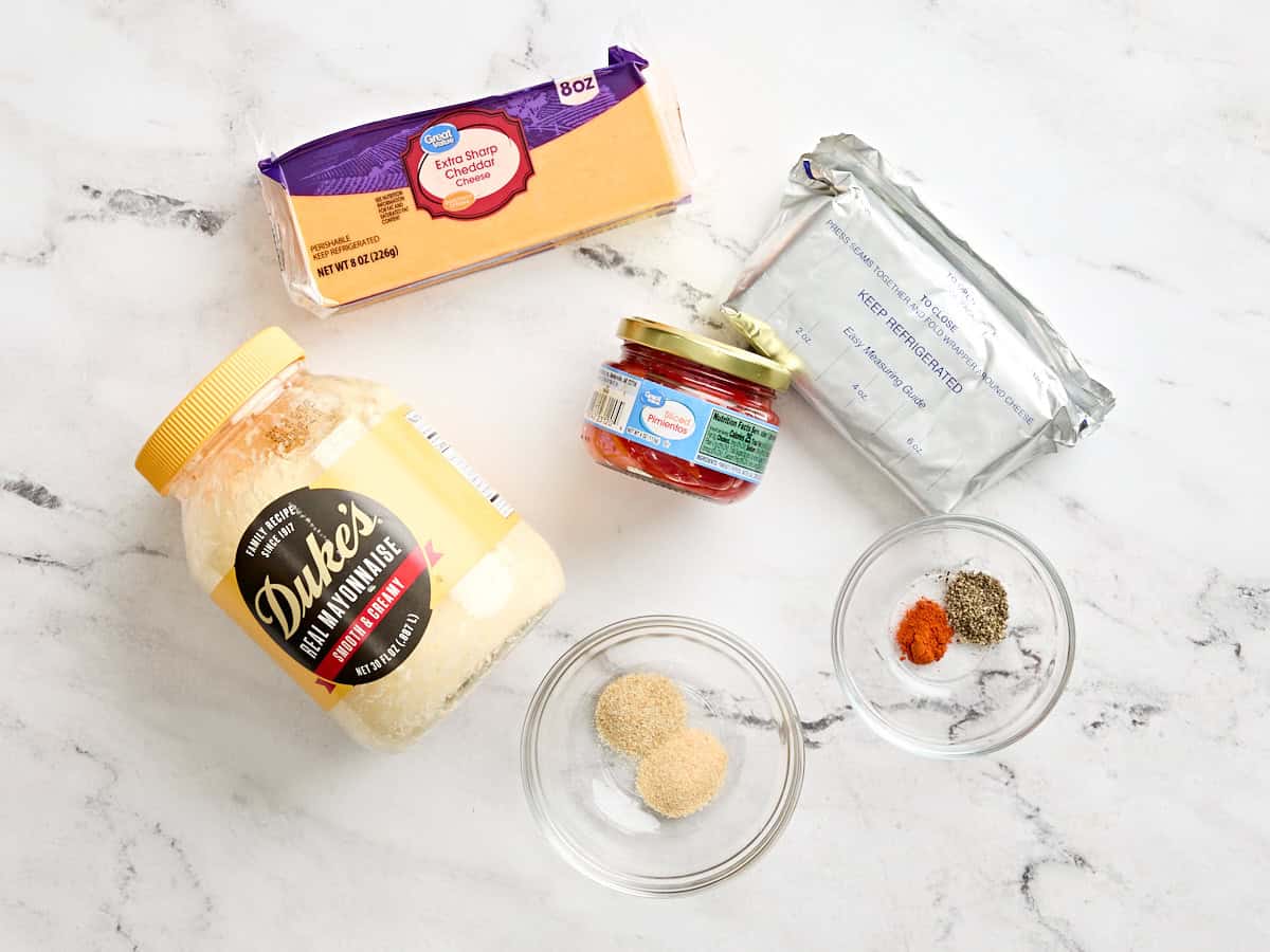 Los ingredientes para hacer queso con pimiento sureño.