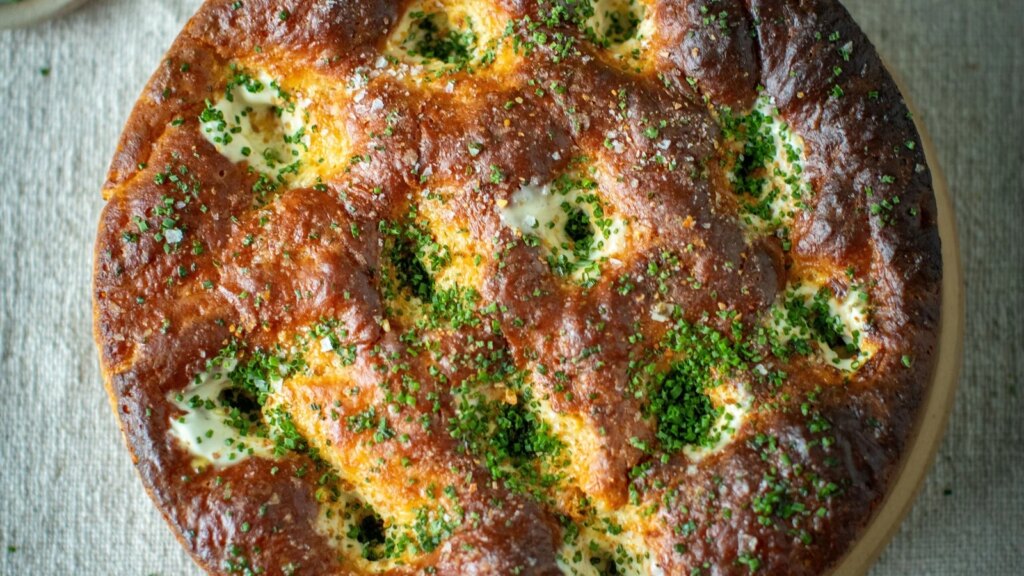 Cook Like a Chef: pan de patatas al horno con crema agria y cebollino