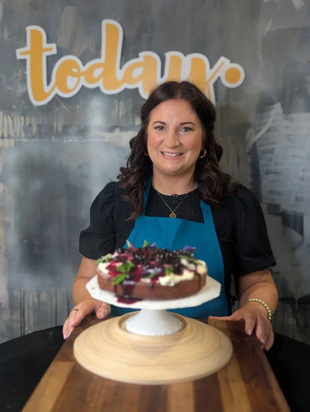 Dee Freney con su pastel de limón y frutos rojos