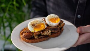 Cook Like a Chef: champiñones sobre tostada con huevo escalfado y estragón (truco de condimento con champiñones)