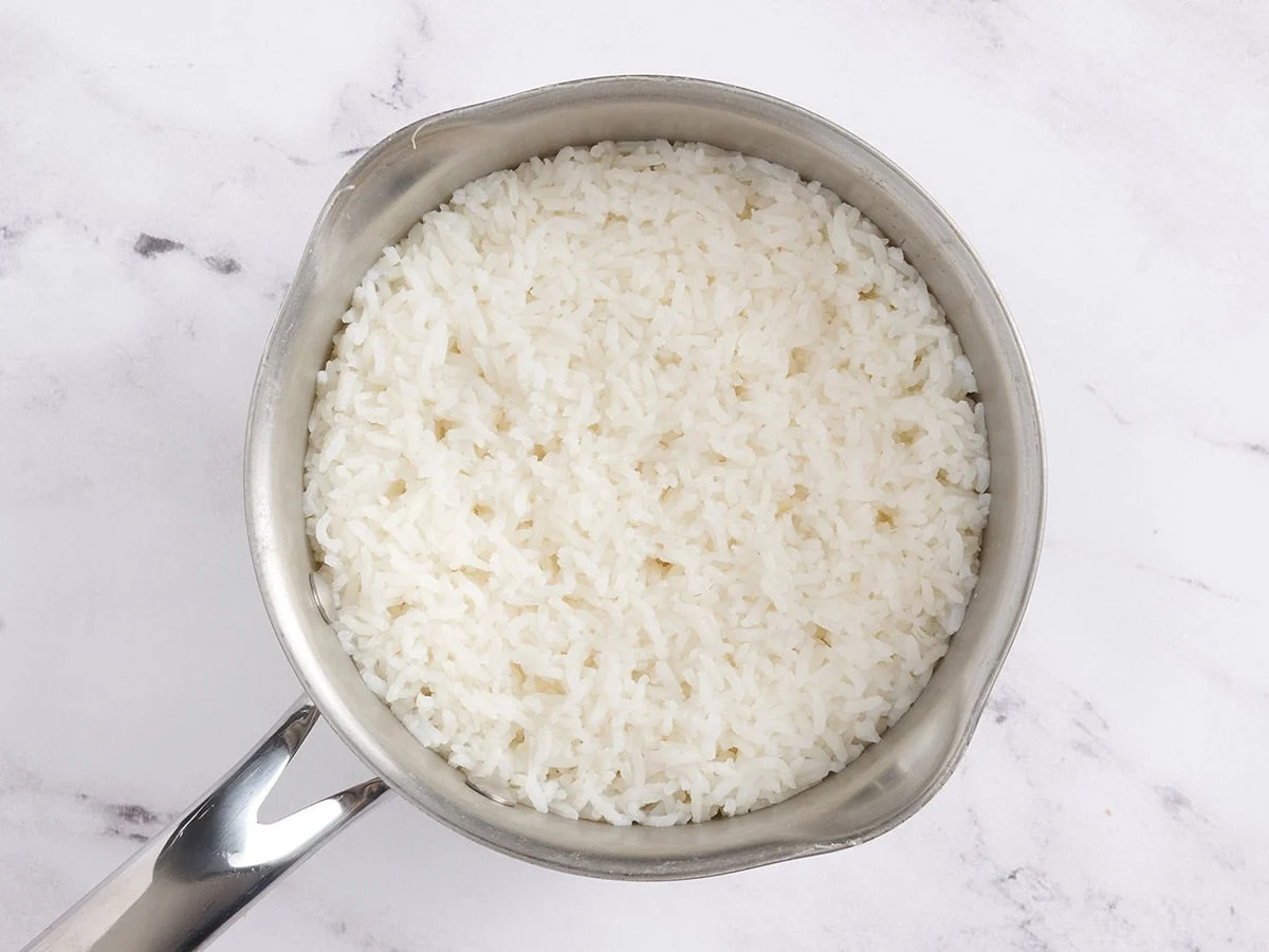 Arroz cocido en una olla.