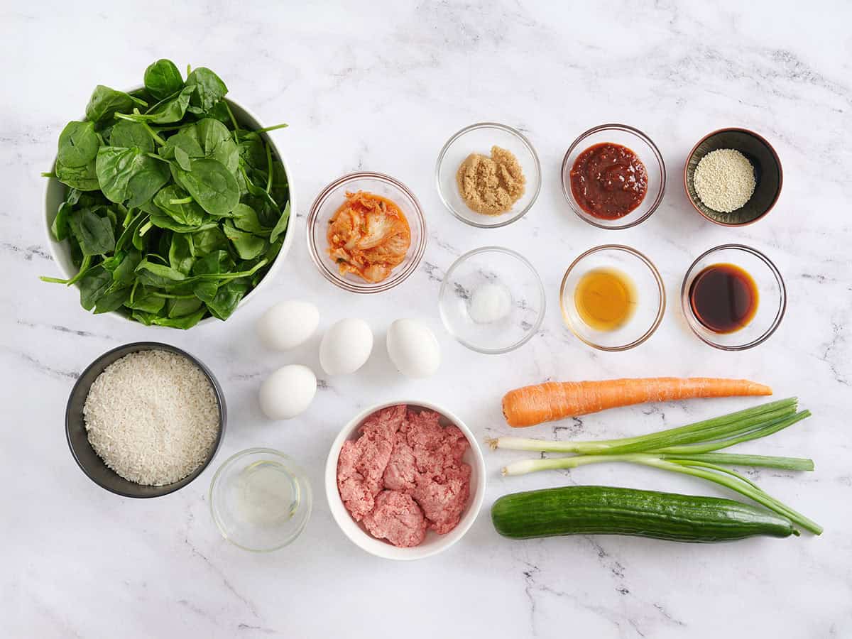 Los ingredientes para hacer un bibimbap.