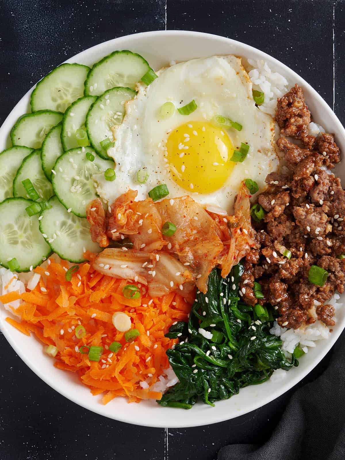 Vista aérea de un plato de bibimbap.