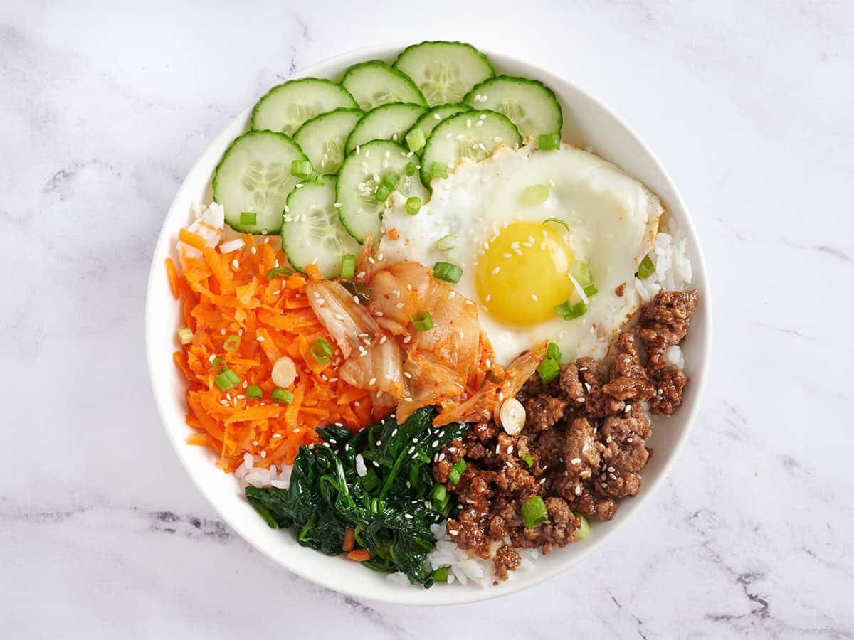 Comida de tazón de bibimbap terminada.