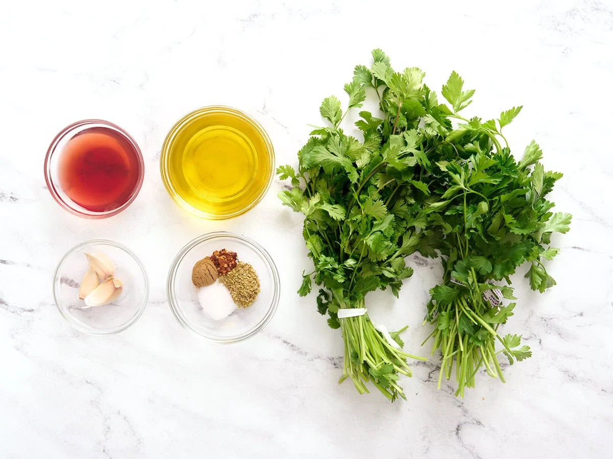 Los ingredientes para hacer chimichurri.