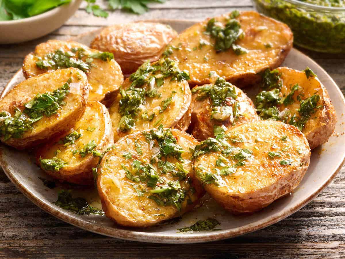 Salsa chimichurri rociada sobre patatas freidoras.