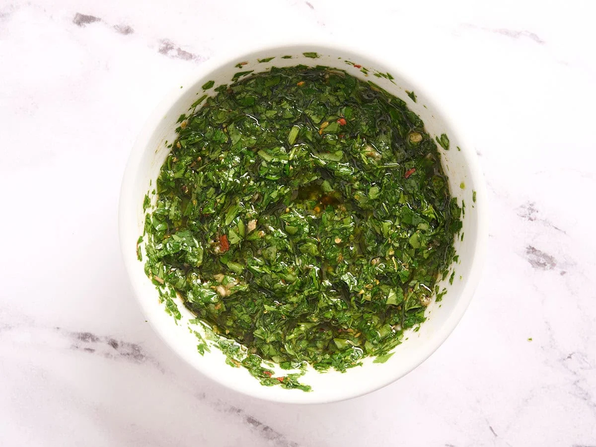 Un plato terminado de chimichurri.