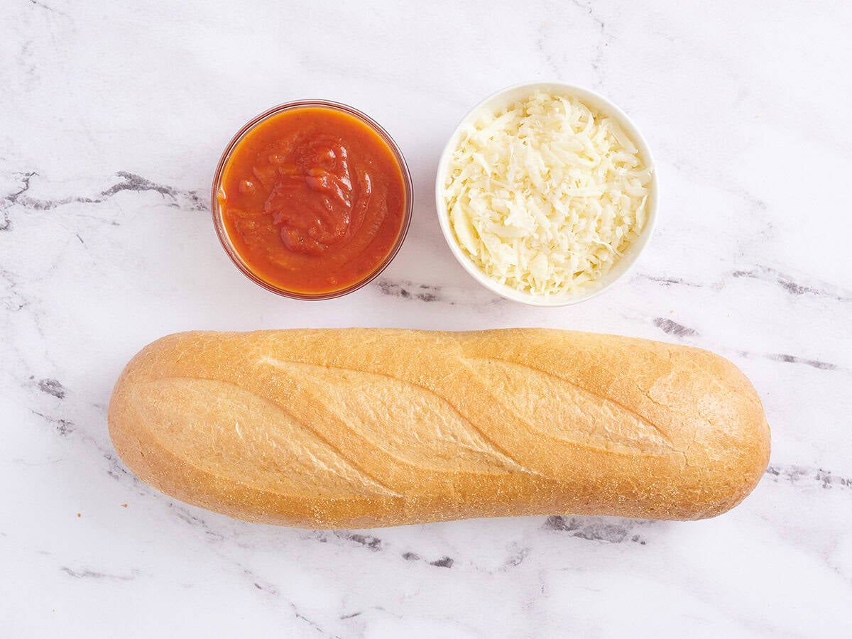 Los ingredientes para hacer pizzas de pan francés.