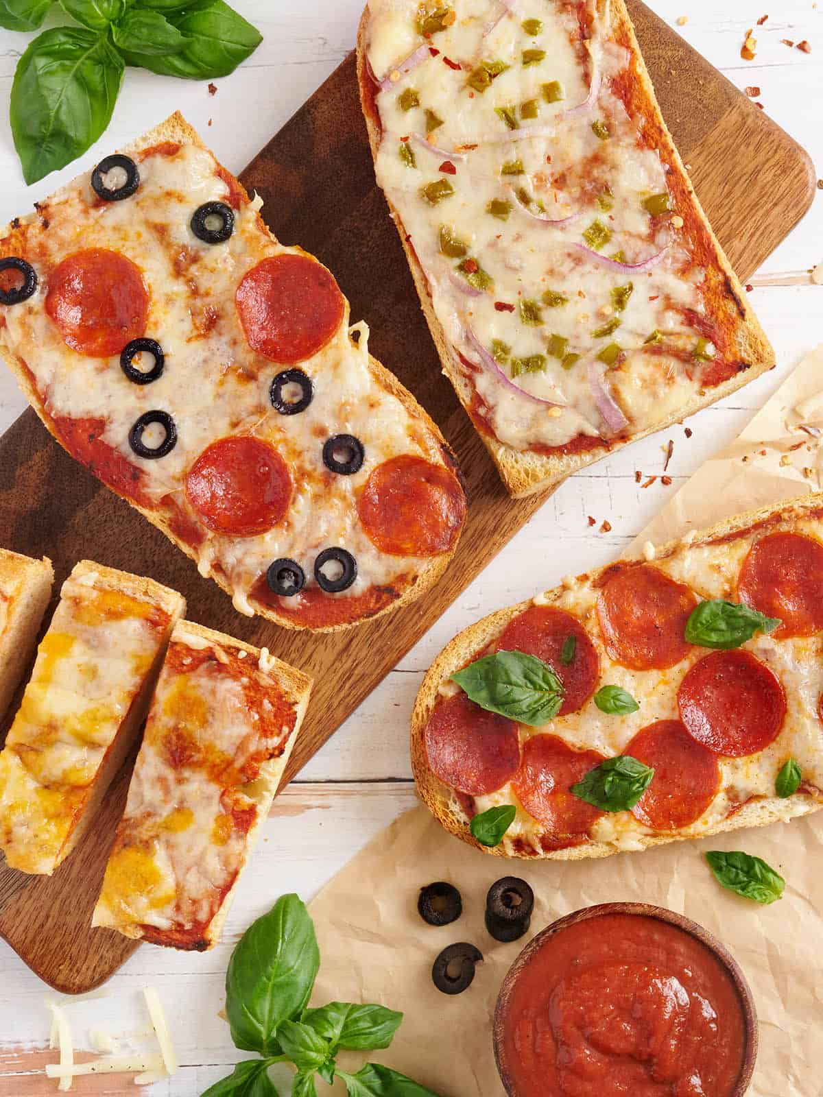 Vista aérea de pizzas caseras de pan francés.