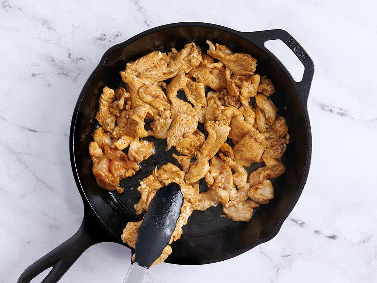 Pollo dorar en una sartén.