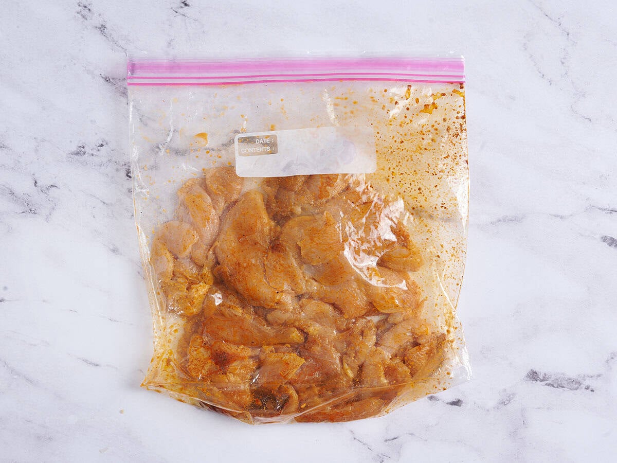 Pollo marinado en bolsa con cierre.