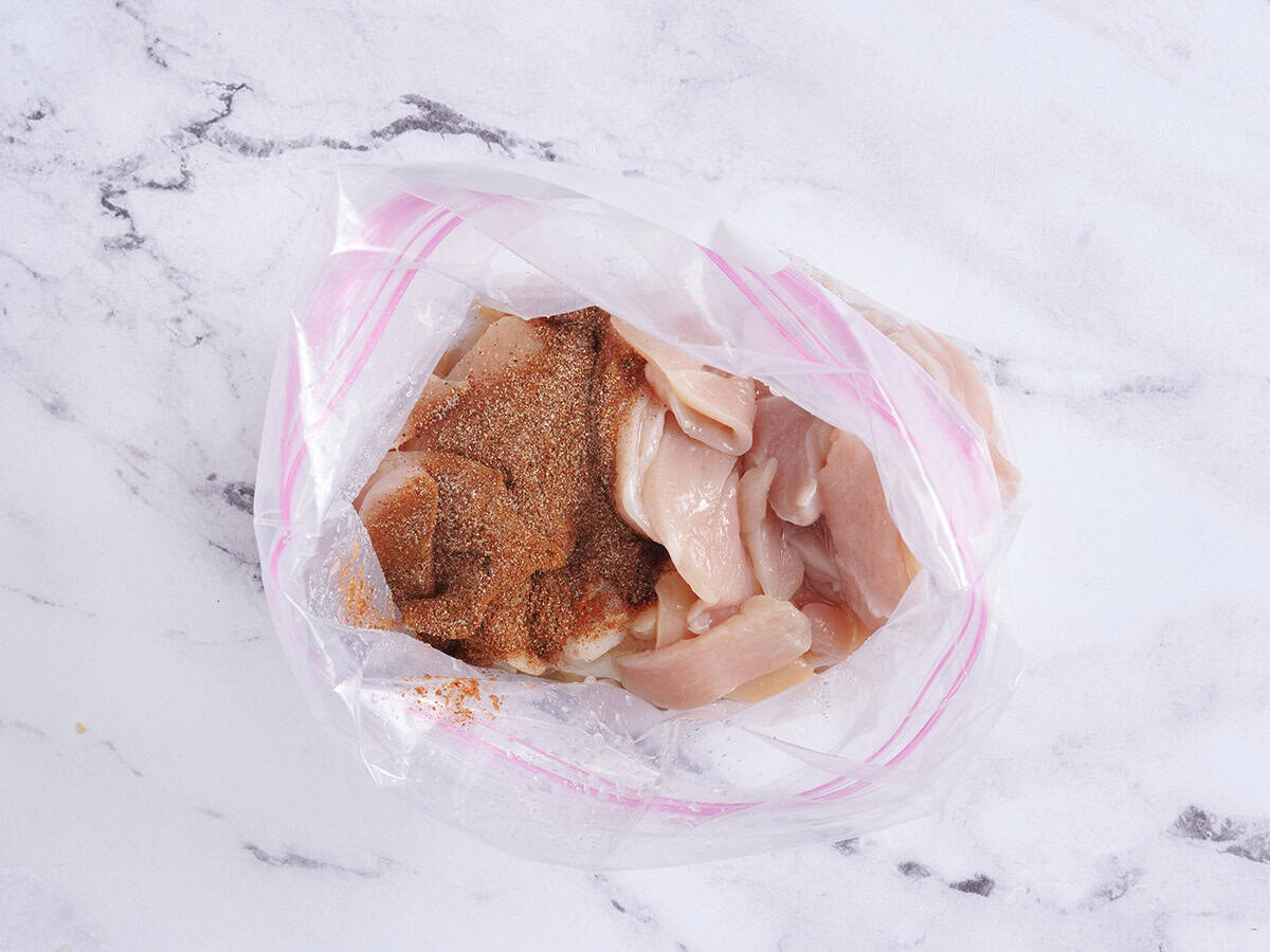 Condimentos para pollo y fajitas en una bolsa con cierre.