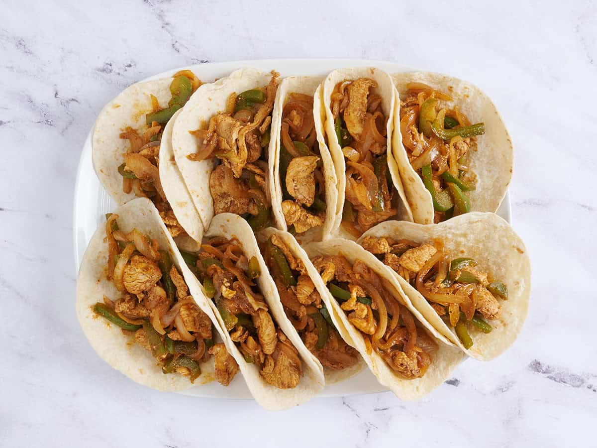 Vista aérea de fajitas de pollo.