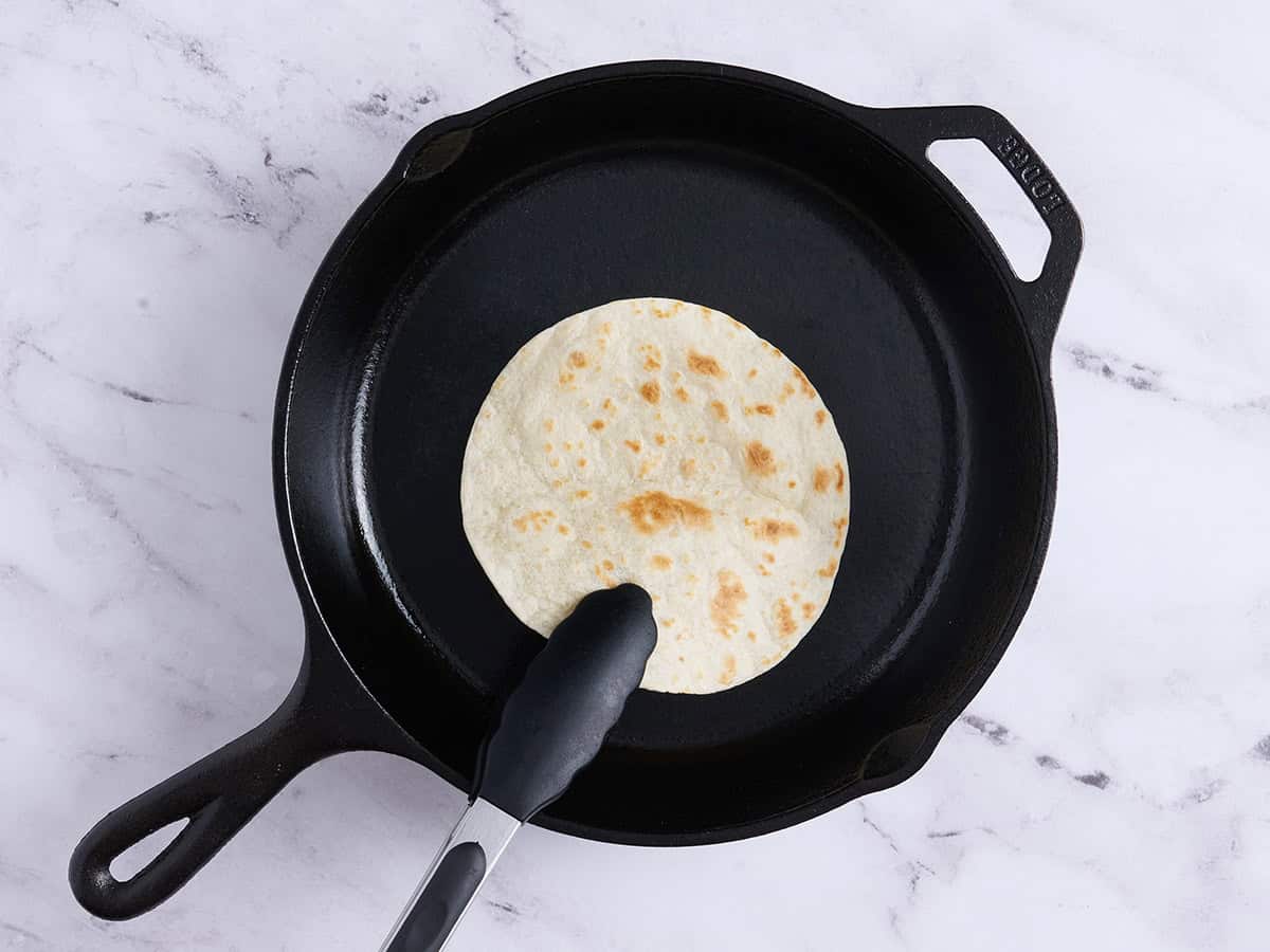 Una tortilla tostándose en una sartén.