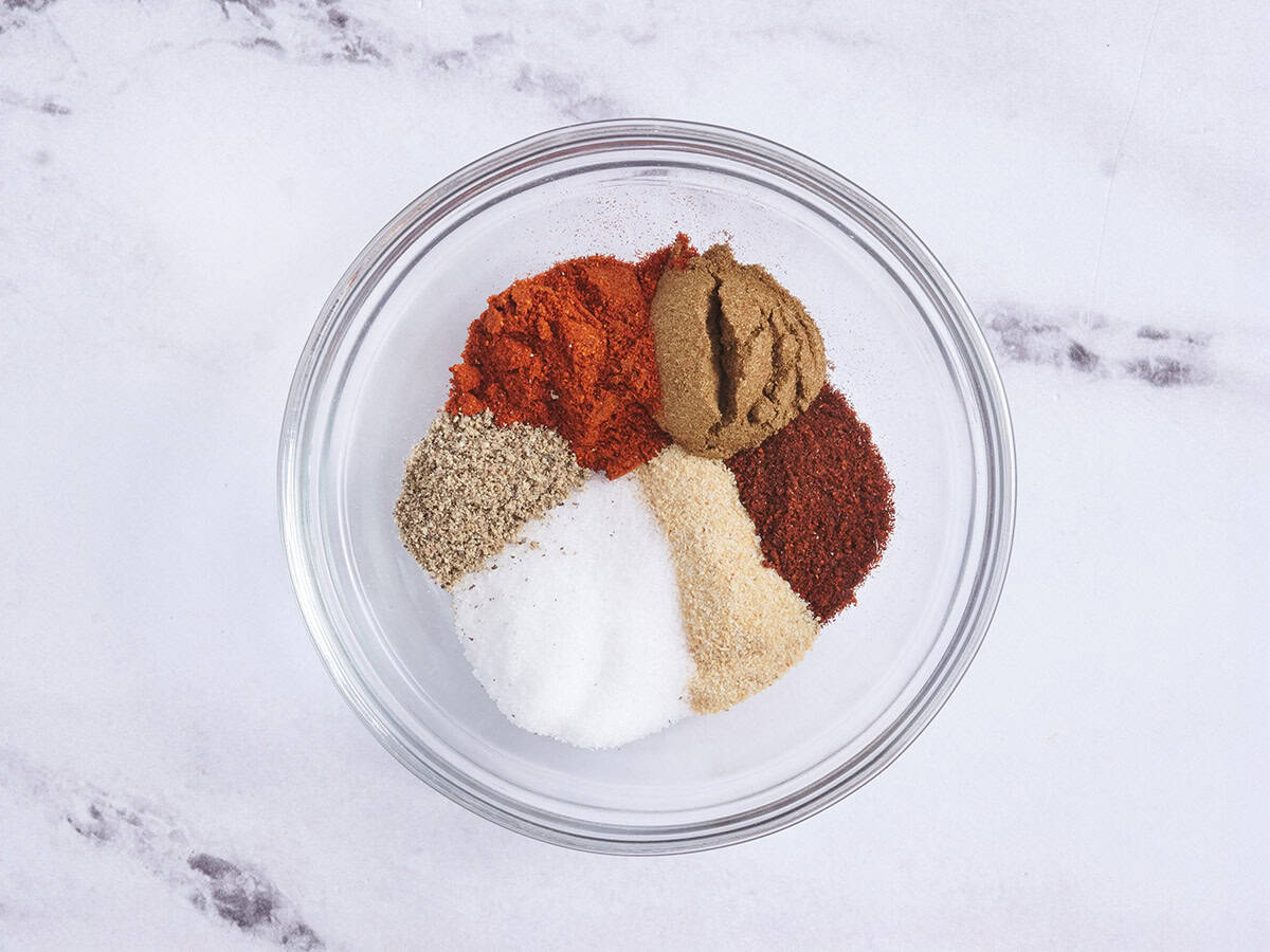 Un plato de condimentos para fajitas.