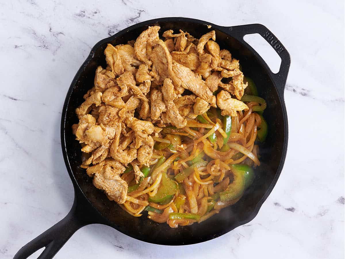 Relleno de fajita de pollo al horno en una sartén.