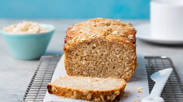 Pan de avena y coco vegano saludable, pastel sobre una rejilla para enfriar Fondo de piedra gris