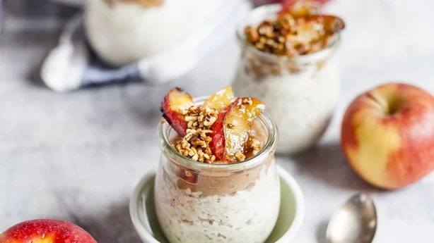 Tarta de manzana y avena durante la noche