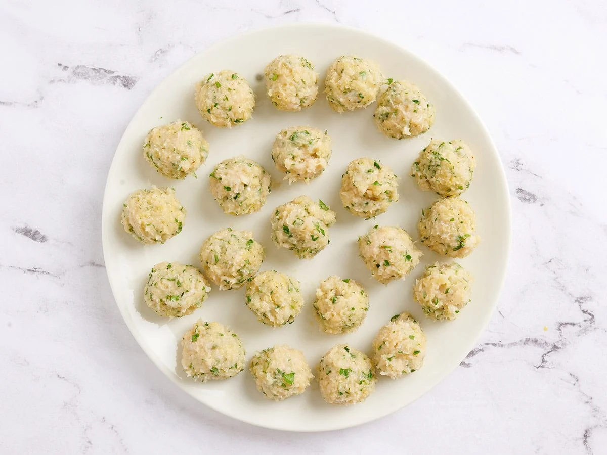 Albóndigas de pollo piccata antes de cocinarlas en un plato.
