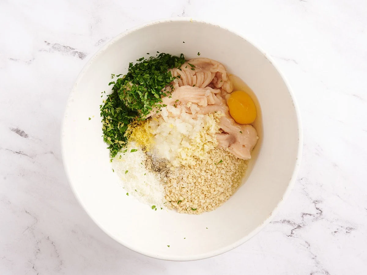 Los ingredientes para hacer albóndigas de pollo piccata en un bol.